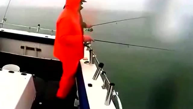 【视频】海上钓鱼遇奇观_视频封面