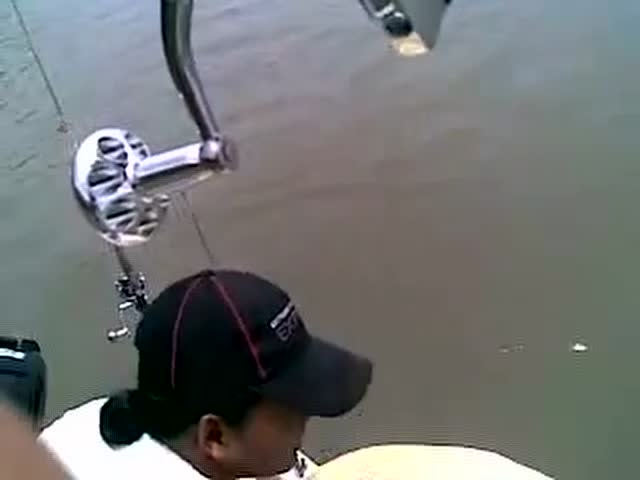【视频】男子海上钓鱼 不一会钓到大家伙_视频封面
