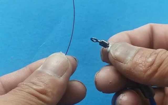 【视频】单钩如何连接八字环，看看专业钓鱼爱好者是如何绑钩的，看了十遍才学会！_视频封面