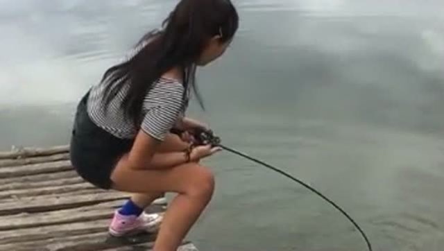 【视频】小姐姐户外钓鱼，这是啥情况，这鱼竿的质量也太好了吧！_视频封面