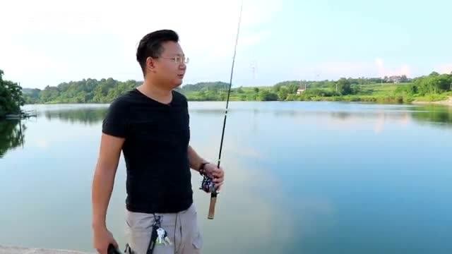 【视频】小伙在水库愉快钓鱼，遇不明巨物把钩拉变形！_视频封面