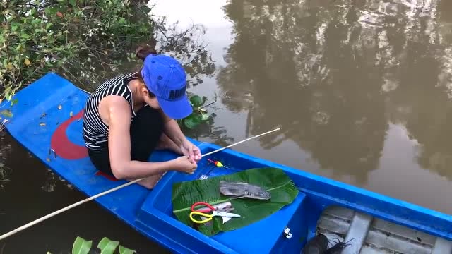 【视频】妹子用鱼肉做饵，钓到了大鲶鱼_视频封面