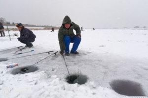 钓鱼新手冬季冰钓的流程和方法技巧