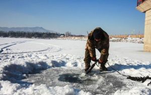 凿冰钓鱼