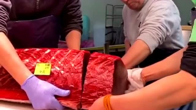 【视频】无比珍贵的海货蓝鳍金枪鱼，据说一块肉就能买下一辆车，太奢侈了！_视频封面