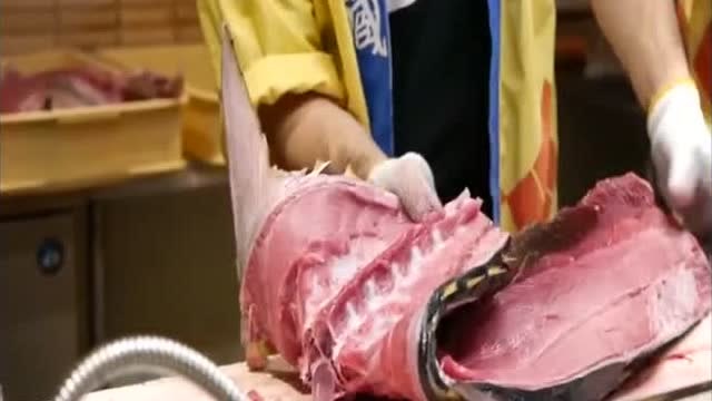 【视频】蓝鳍金枪鱼料理生吃鱼骨髓，整条鱼的精华，营养相当于十倍燕窝！_视频封面