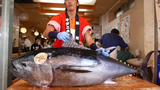 【视频】日本街头美食 - 蓝鳍金枪鱼 切割秀 & 生鱼片_视频封面