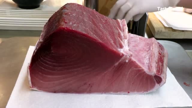 【视频】金枪鱼切割大师，398斤巨型蓝鳍金枪鱼切割，生鱼片，韩国鱼市场_视频封面