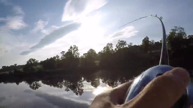 【视频】这么个小池塘，也能玩路亚，钓鱼就是要这么拉风_视频封面