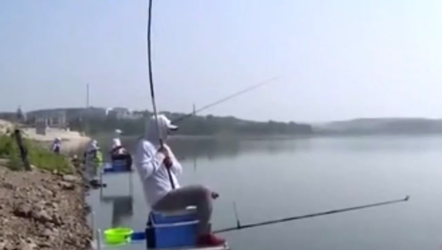 【视频】钓鱼：化老师守这条180斤的大青鱼好几天，终于钓上来！_视频封面