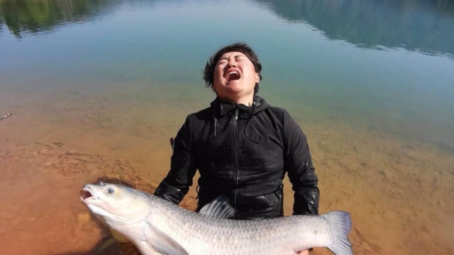 【视频】千岛湖守钓青鱼30天，快绝望之时，湖底巨物却咬钩了_视频封面