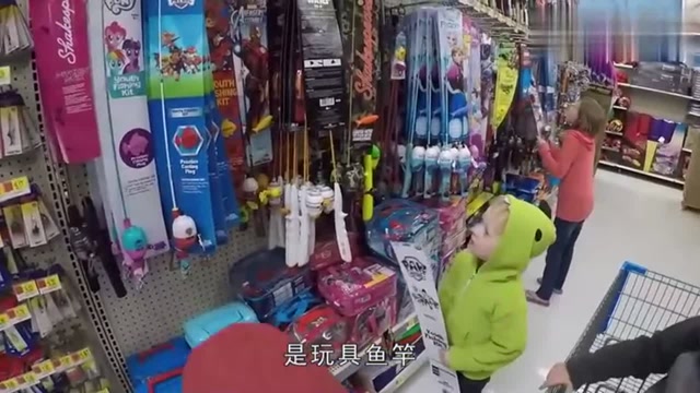 【视频】天呐！小孩子用玩具鱼竿钓到了大鱼_视频封面