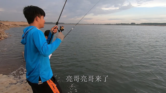 【视频】港口边钓鱼阿友发现鱼群往上游，抛竿就是一条收获_视频封面